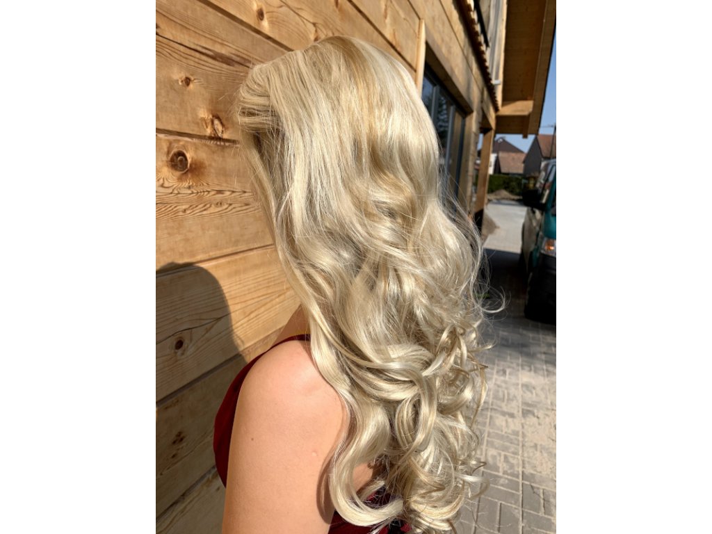 Kudrnatá blond paruka Serena se síťkou