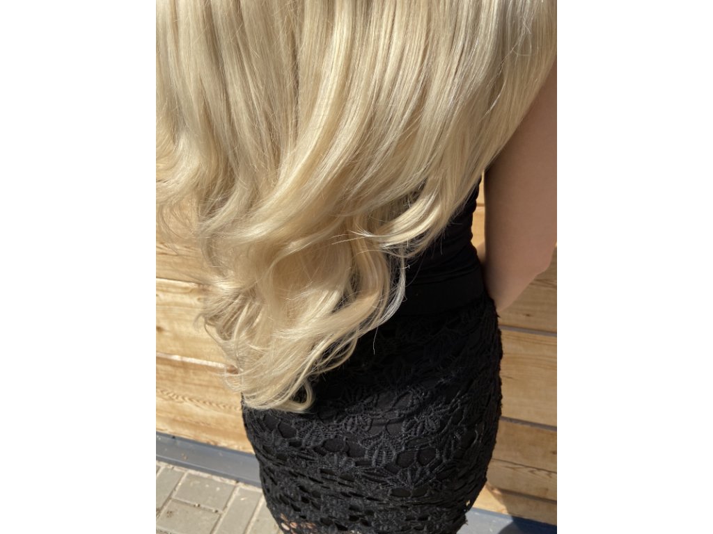 Vlnitá blond paruka Laura se síťkou 