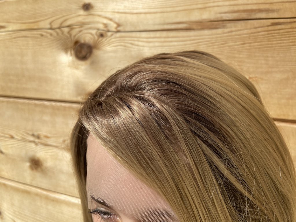 Tmavší blond paruka Zoe se síťkou