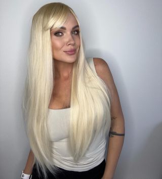 Zářivá blond paruka Niamh s ofinou🤩🤩🤩 Tuto a další stylové paruky ve všech odstínech objednáte prostřednictvím našeho...
