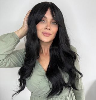 Černá vlnitá paruka Elliana s ofinou🖤🖤🖤 Tuto a další stylové paruky z naší nabídky objednáte na našem e-shopu🛍️🛍️🛍️🛍️...