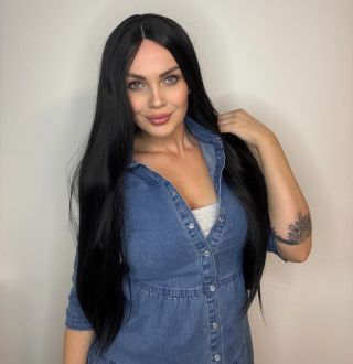Černá paruka Shannon se síťkou (lace front)👩🏻😍 Tuto a další krásné paruky objednáte prostřednictvím našeho e-shopu🛍️🛍️🛍️...
